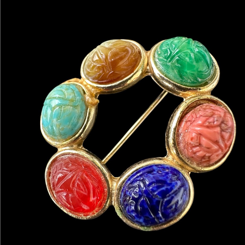 NOID Carved Stone Egyptian Scarab Wreath Brooch Circle Pin Bezel Set Beetle